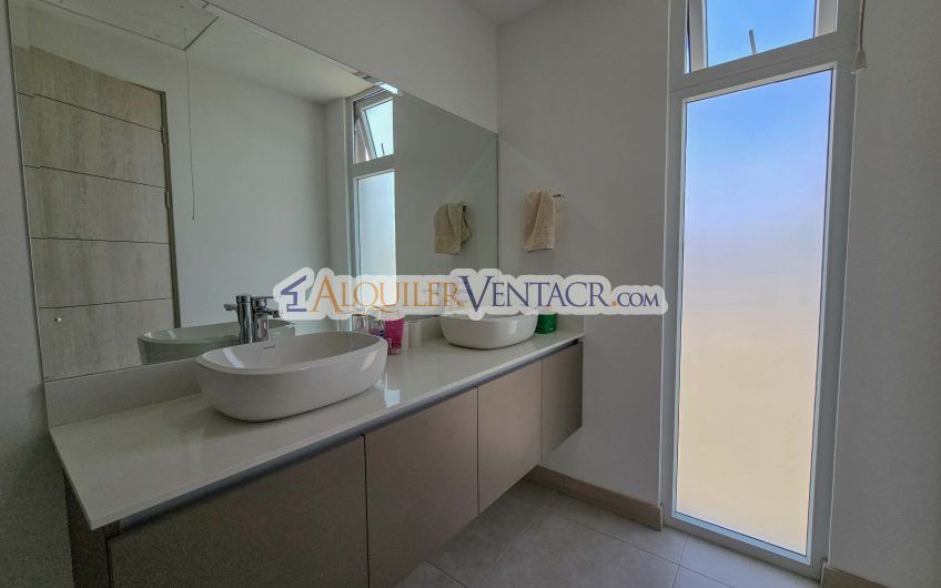 Lujosa casa con terraza en Condominio Guachipelín 3-10 Escazú