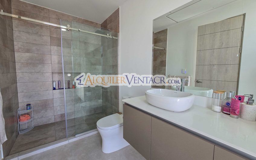 Lujosa casa con terraza en Condominio Guachipelín 3-10 Escazú