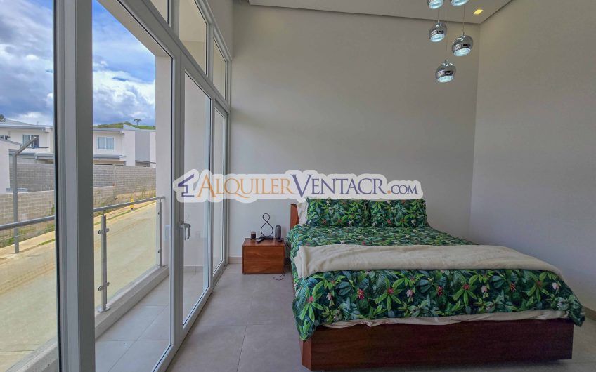 Lujosa casa con terraza en Condominio Guachipelín 3-10 Escazú