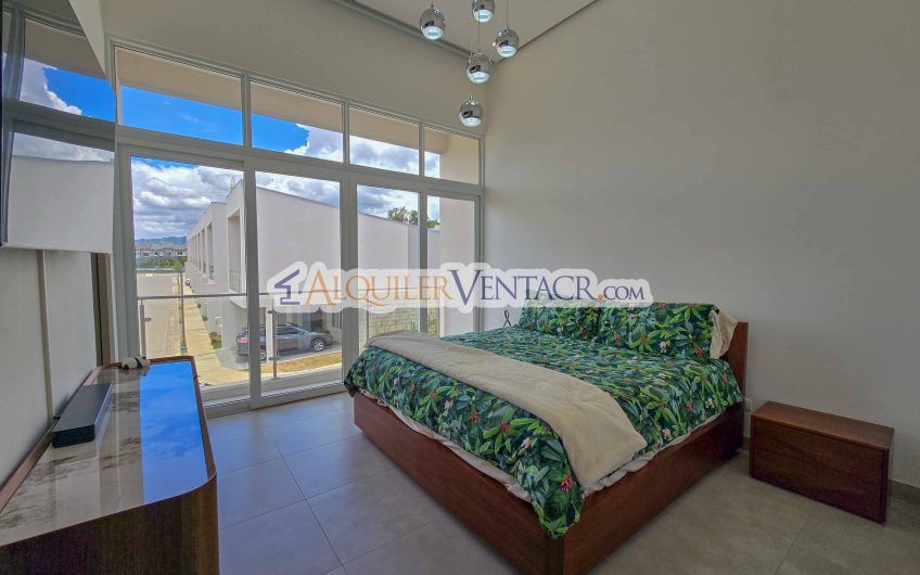 Lujosa casa con terraza en Condominio Guachipelín 3-10 Escazú