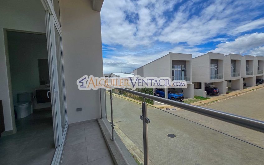 Lujosa casa con terraza en Condominio Guachipelín 3-10 Escazú