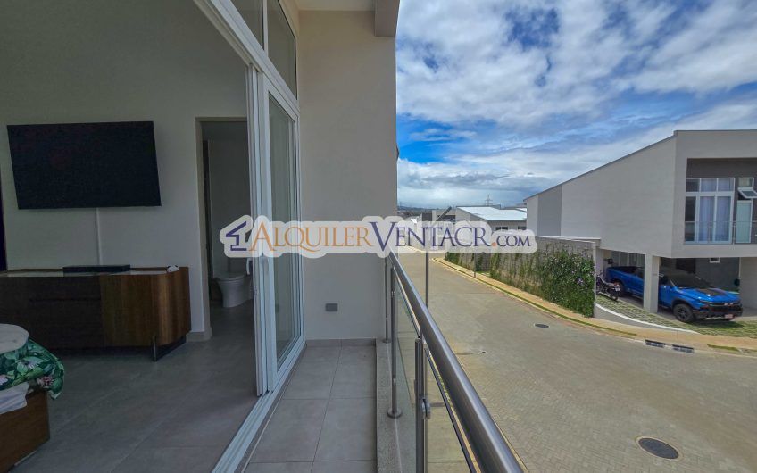 Lujosa casa con terraza en Condominio Guachipelín 3-10 Escazú