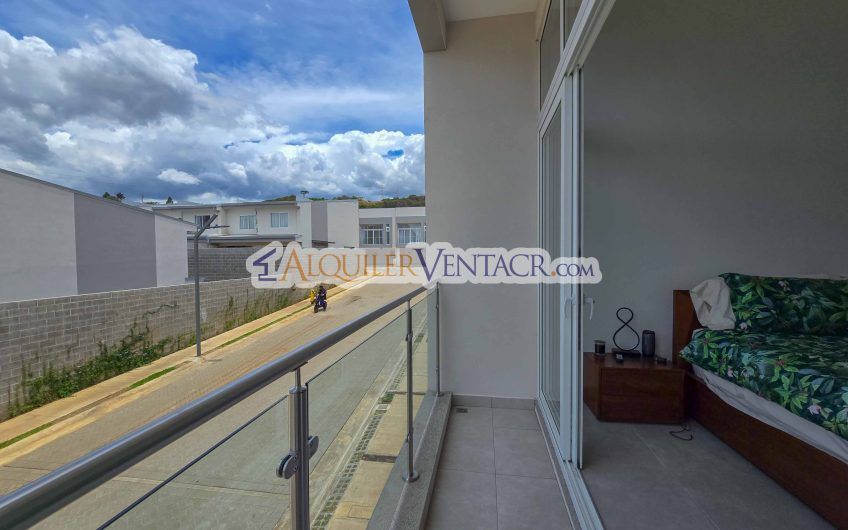 Lujosa casa con terraza en Condominio Guachipelín 3-10 Escazú