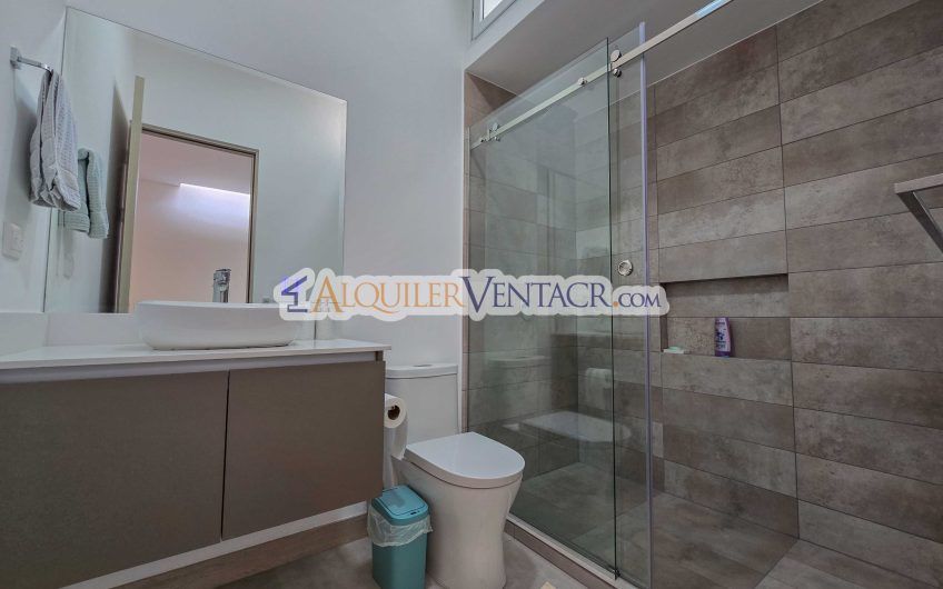 Lujosa casa con terraza en Condominio Guachipelín 3-10 Escazú