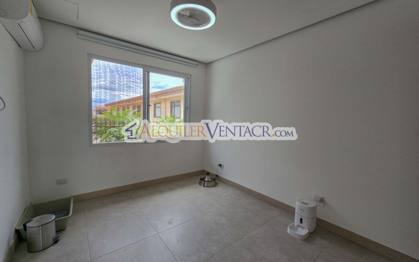 Lujosa casa con terraza en Condominio Guachipelín 3-10 Escazú