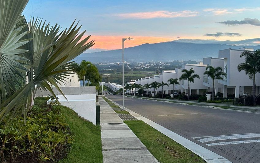 Source Living Guachipelín Escazú! Condo de 3 habit. con línea blanca