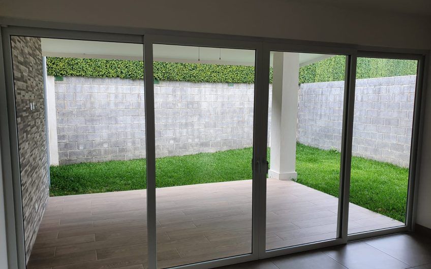 Source Living Guachipelín Escazú! Condo de 3 habit. con línea blanca