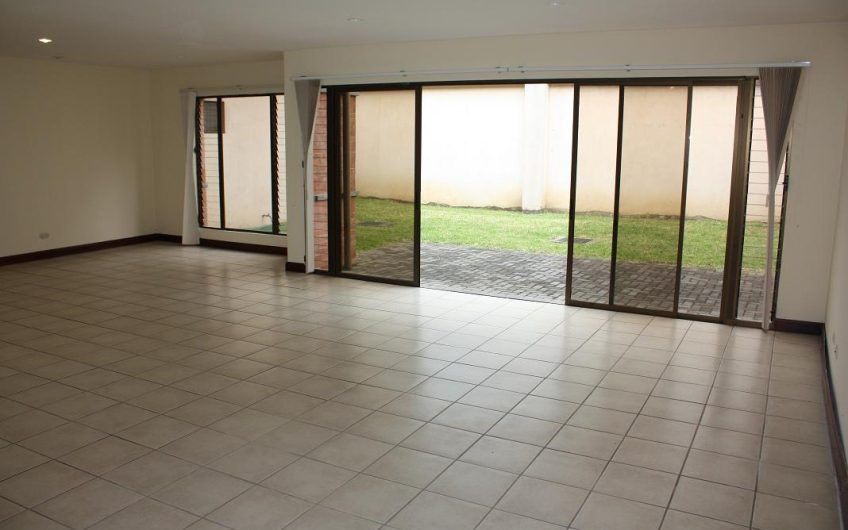 Condo de 445 m2 de 4 habit. en Trejos Montealegre x Avenida Escazú