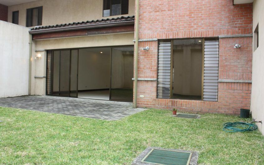 Condo de 445 m2 de 4 habit. en Trejos Montealegre x Avenida Escazú