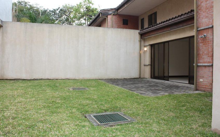 Condo de 445 m2 de 4 habit. en Trejos Montealegre x Avenida Escazú
