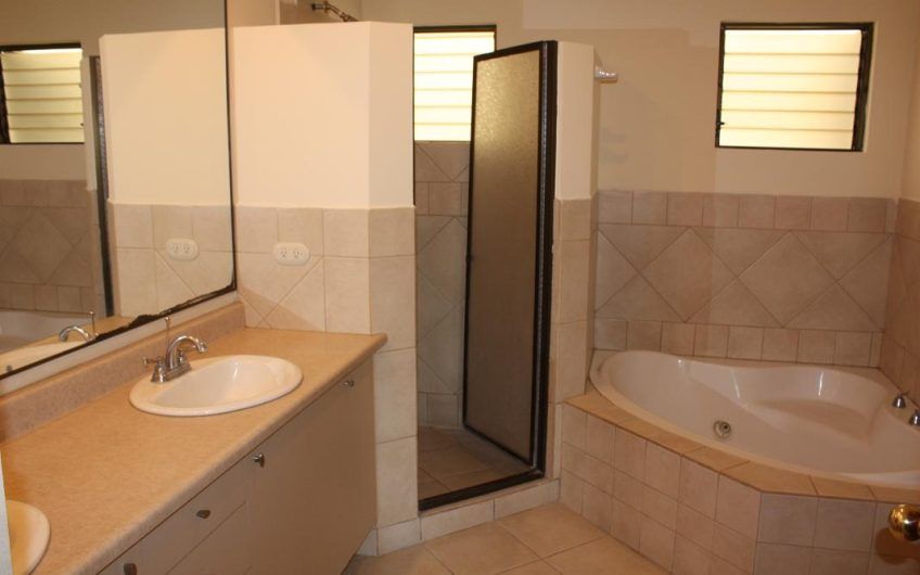 Condo de 445 m2 de 4 habit. en Trejos Montealegre x Avenida Escazú