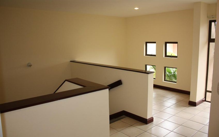 Condo de 445 m2 de 4 habit. en Trejos Montealegre x Avenida Escazú
