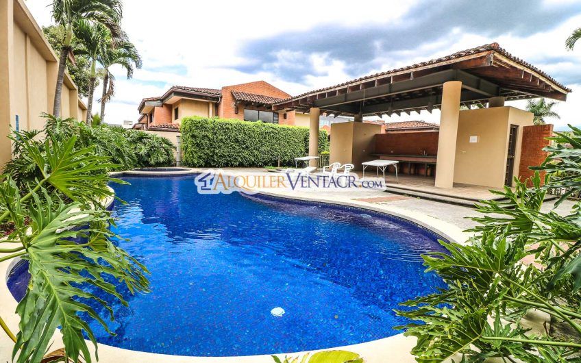 Condo de 445 m2 de 4 habit. en Trejos Montealegre x Avenida Escazú