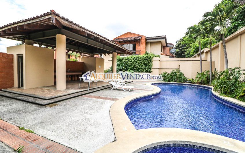 Condo de 445 m2 de 4 habit. en Trejos Montealegre x Avenida Escazú