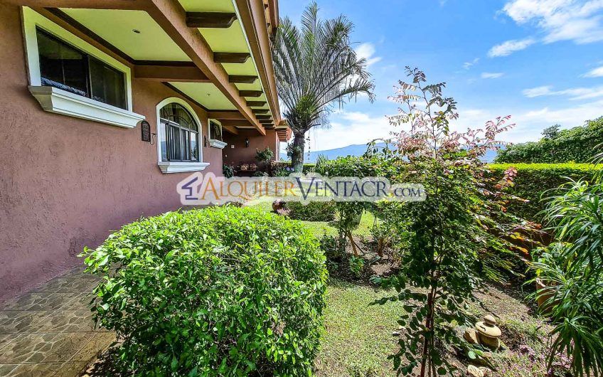 Condo de Un Nivel con jardín y vistas en Escazú x Distrito 4 Guachipelín