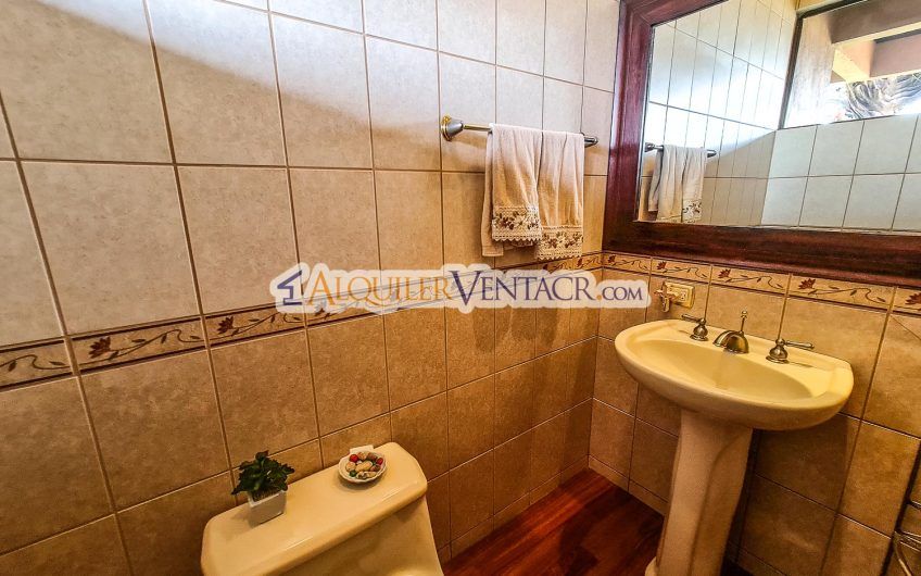 Condo de Un Nivel con jardín y vistas en Escazú x Distrito 4 Guachipelín