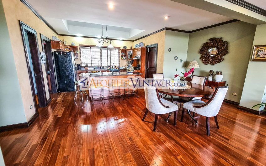 Condo de Un Nivel con jardín y vistas en Escazú x Distrito 4 Guachipelín