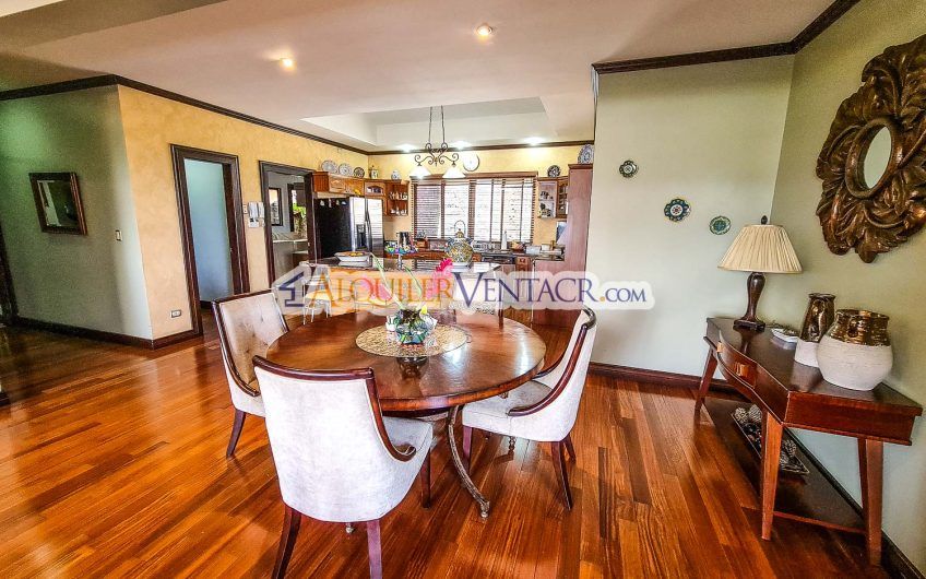 Condo de Un Nivel con jardín y vistas en Escazú x Distrito 4 Guachipelín