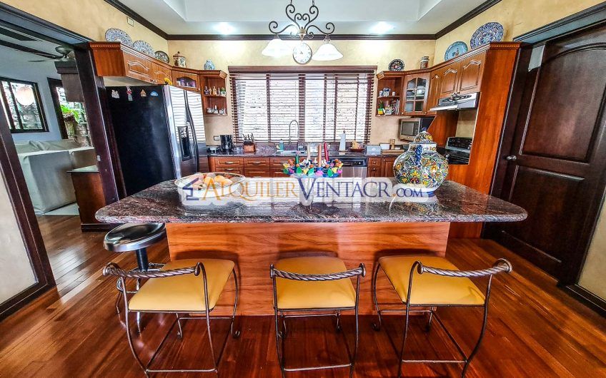 Condo de Un Nivel con jardín y vistas en Escazú x Distrito 4 Guachipelín