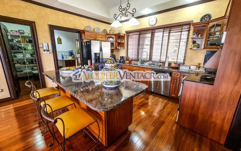 Condo de Un Nivel con jardín y vistas en Escazú x Distrito 4 Guachipelín