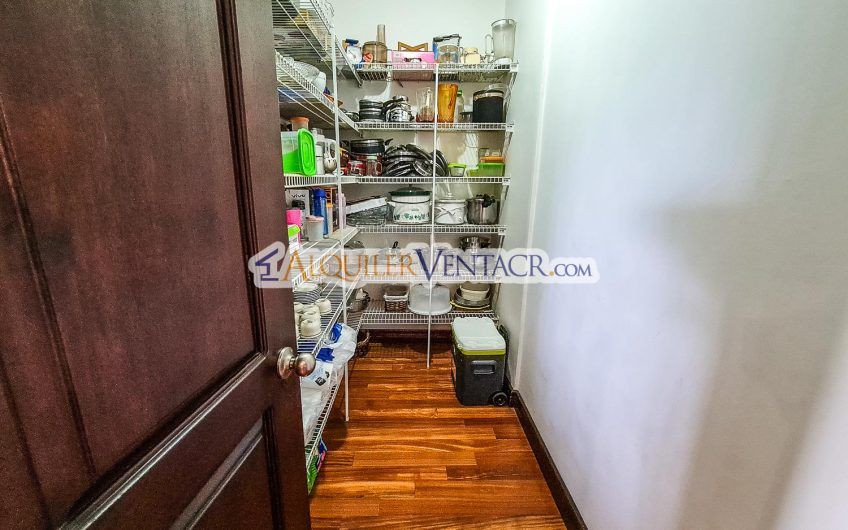Condo de Un Nivel con jardín y vistas en Escazú x Distrito 4 Guachipelín