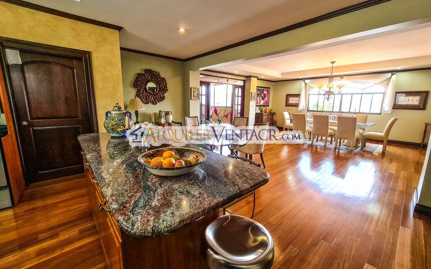 Condo de Un Nivel con jardín y vistas en Escazú x Distrito 4 Guachipelín