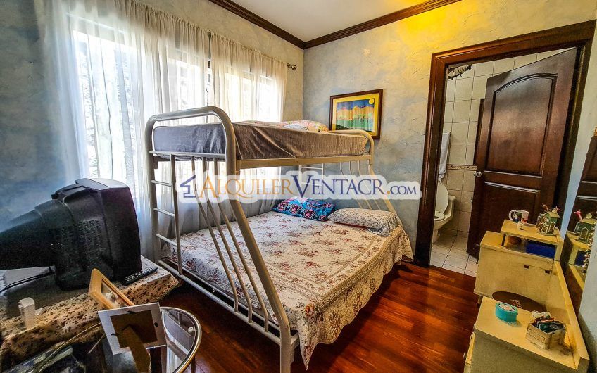 Condo de Un Nivel con jardín y vistas en Escazú x Distrito 4 Guachipelín
