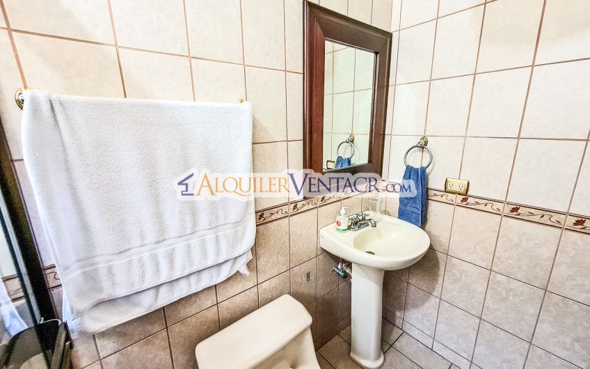 Condo de Un Nivel con jardín y vistas en Escazú x Distrito 4 Guachipelín