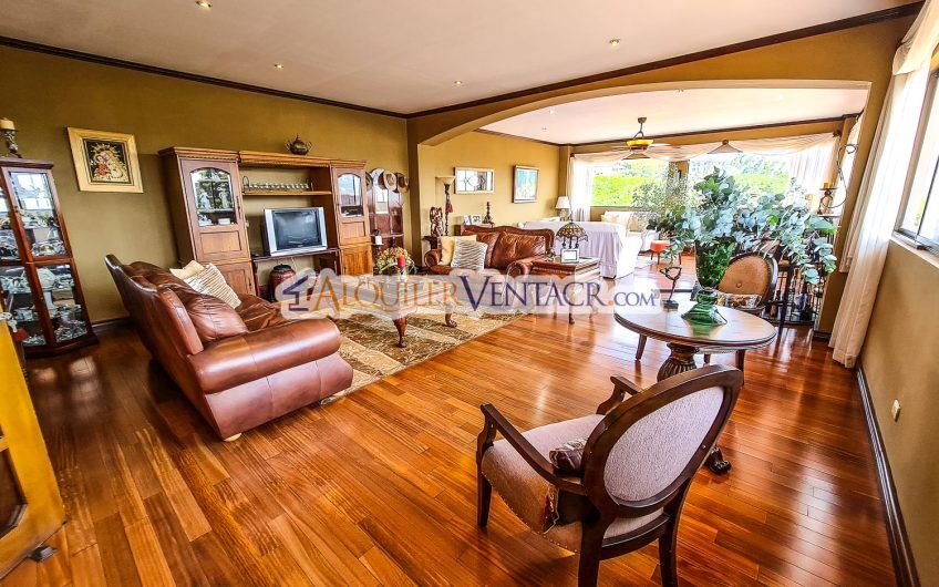Condo de Un Nivel con jardín y vistas en Escazú x Distrito 4 Guachipelín