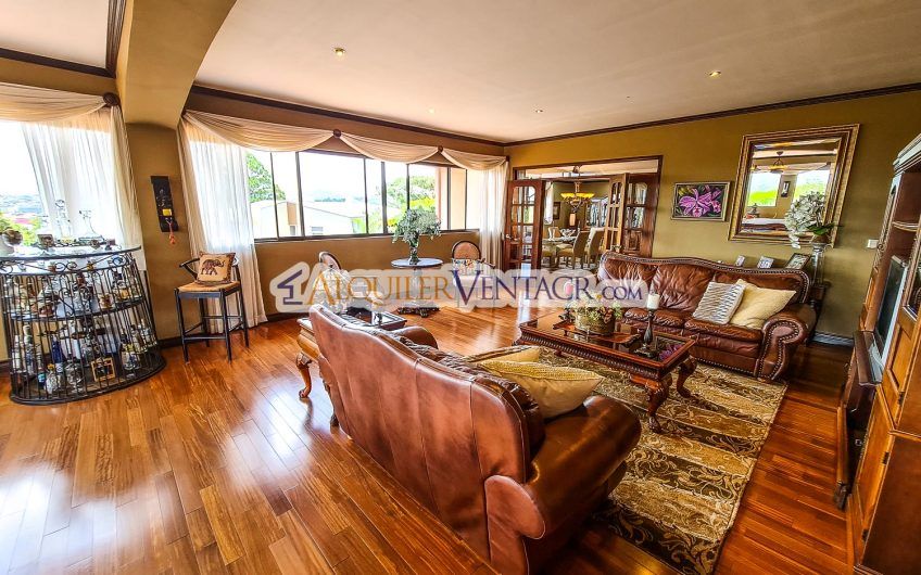 Condo de Un Nivel con jardín y vistas en Escazú x Distrito 4 Guachipelín