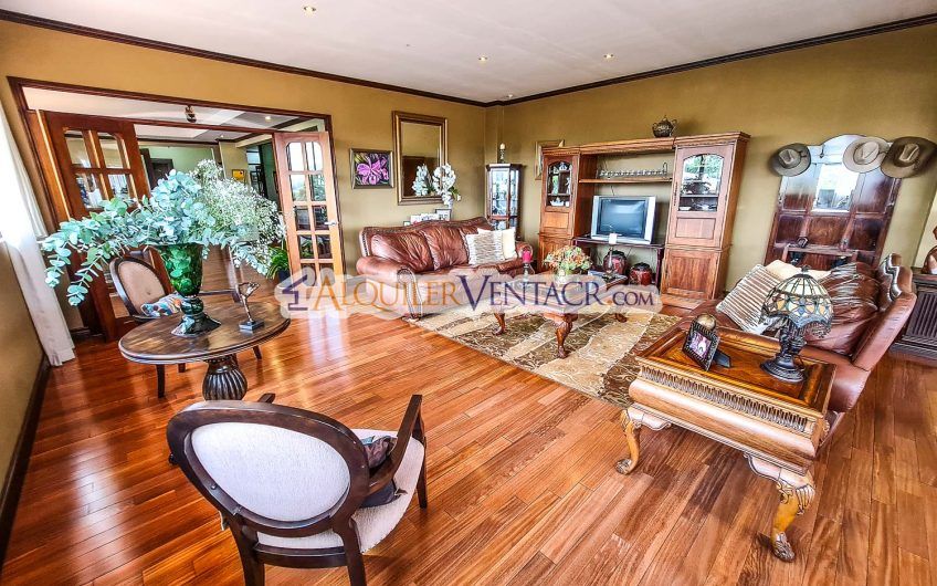 Condo de Un Nivel con jardín y vistas en Escazú x Distrito 4 Guachipelín