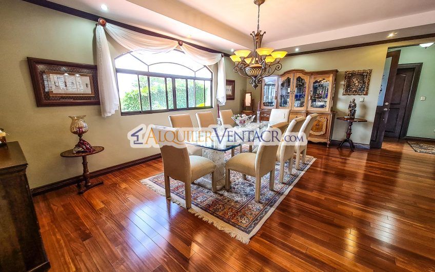 Condo de Un Nivel con jardín y vistas en Escazú x Distrito 4 Guachipelín