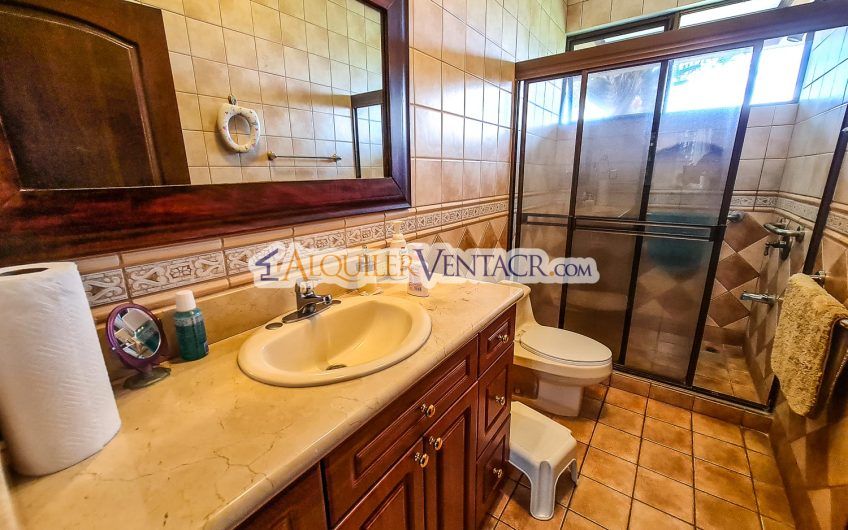 Condo de Un Nivel con jardín y vistas en Escazú x Distrito 4 Guachipelín