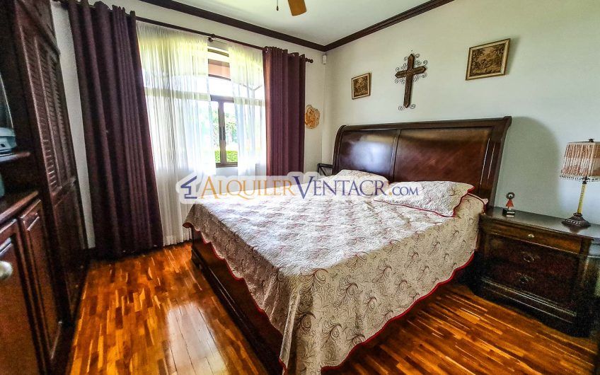 Condo de Un Nivel con jardín y vistas en Escazú x Distrito 4 Guachipelín