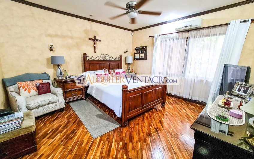 Condo de Un Nivel con jardín y vistas en Escazú x Distrito 4 Guachipelín
