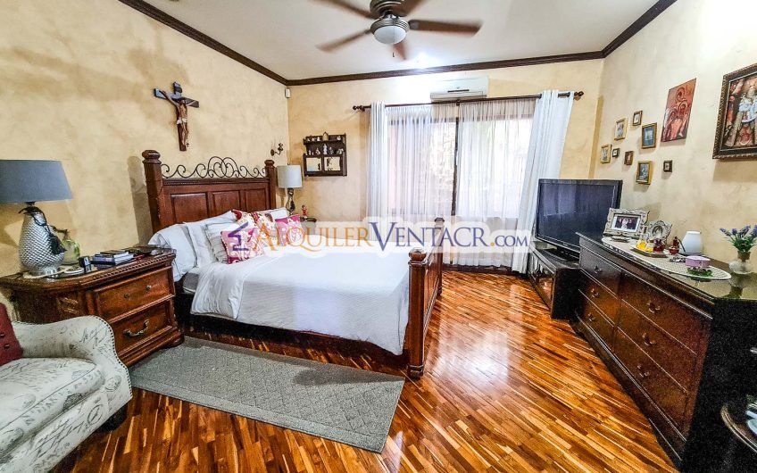 Condo de Un Nivel con jardín y vistas en Escazú x Distrito 4 Guachipelín