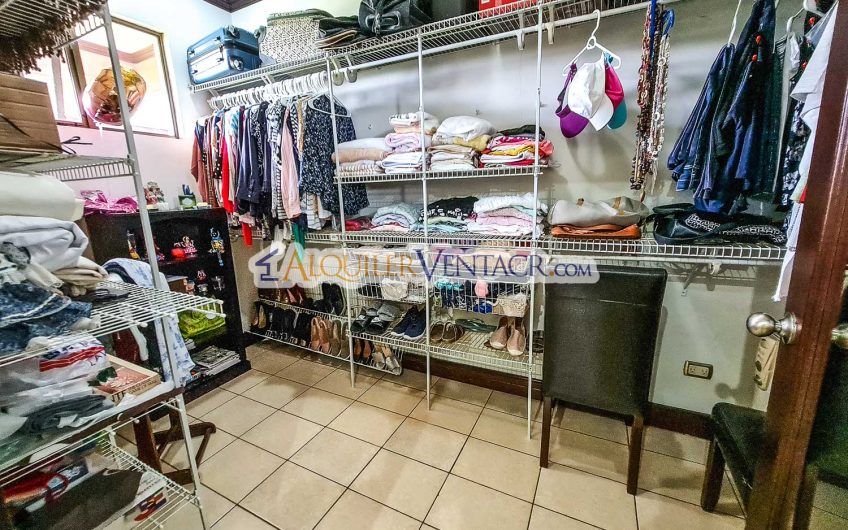 Condo de Un Nivel con jardín y vistas en Escazú x Distrito 4 Guachipelín