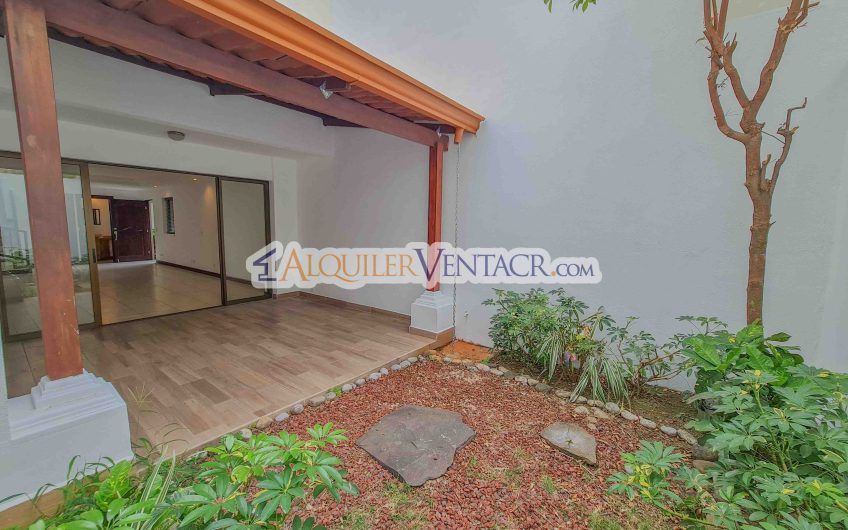 Condo de 4 habit. en Trejos Montealegre x Avenida Escazú