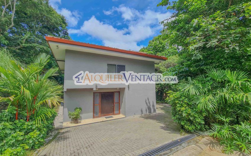 Lujoso condo con jardín en Brasil de Mora Santa Ana