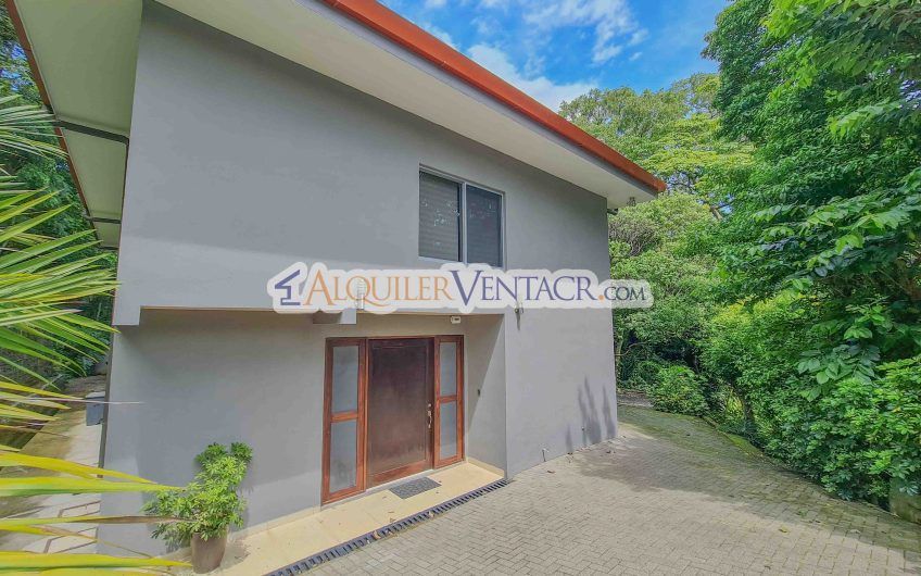Lujoso condo con jardín en Brasil de Mora Santa Ana
