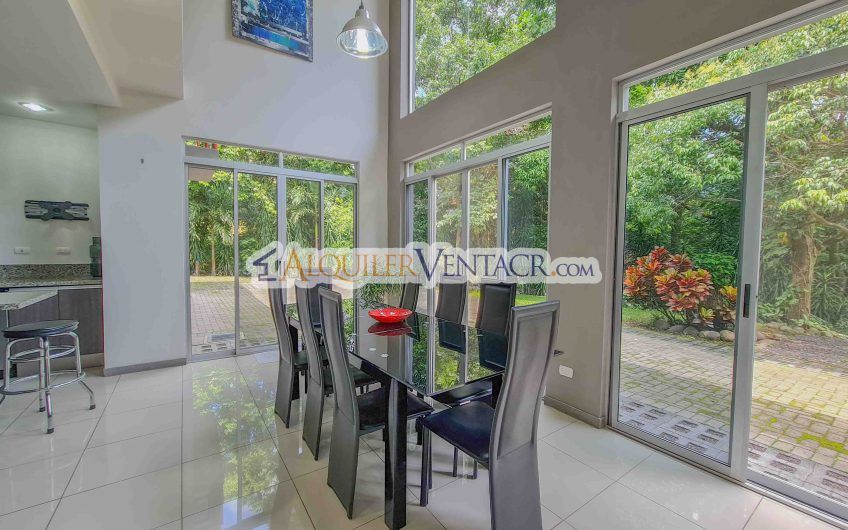 Lujoso condo con jardín en Brasil de Mora Santa Ana