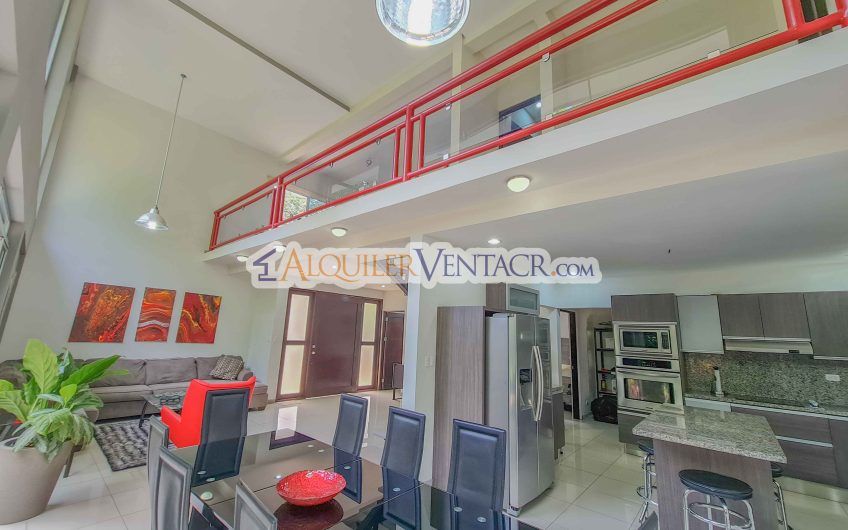 Lujoso condo con jardín en Brasil de Mora Santa Ana