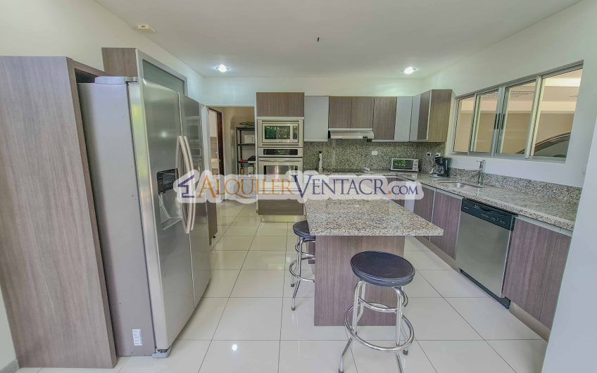 Lujoso condo con jardín en Brasil de Mora Santa Ana