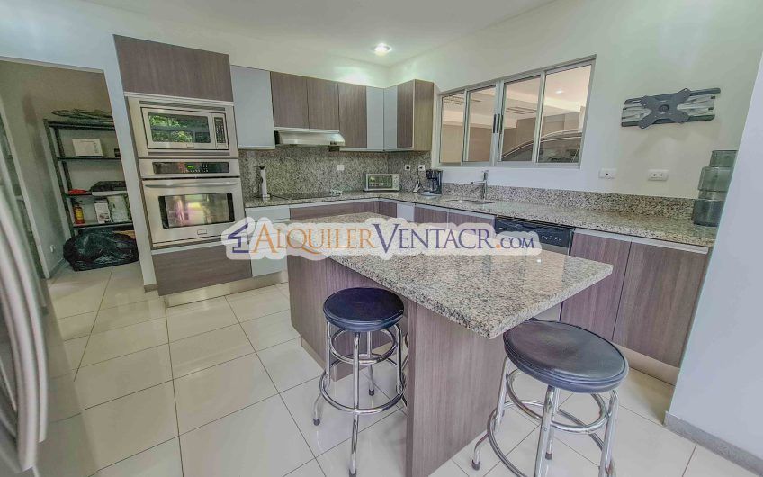 Lujoso condo con jardín en Brasil de Mora Santa Ana