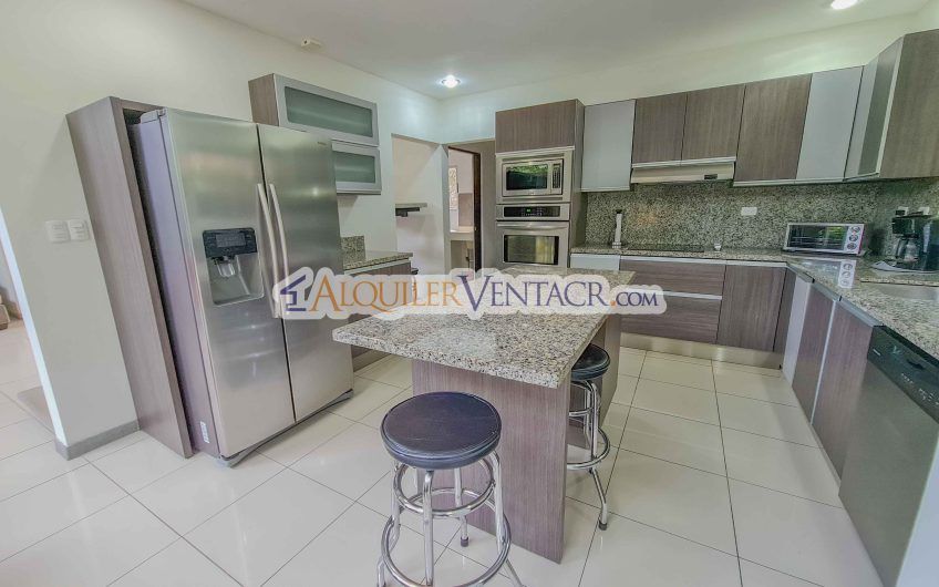 Lujoso condo con jardín en Brasil de Mora Santa Ana