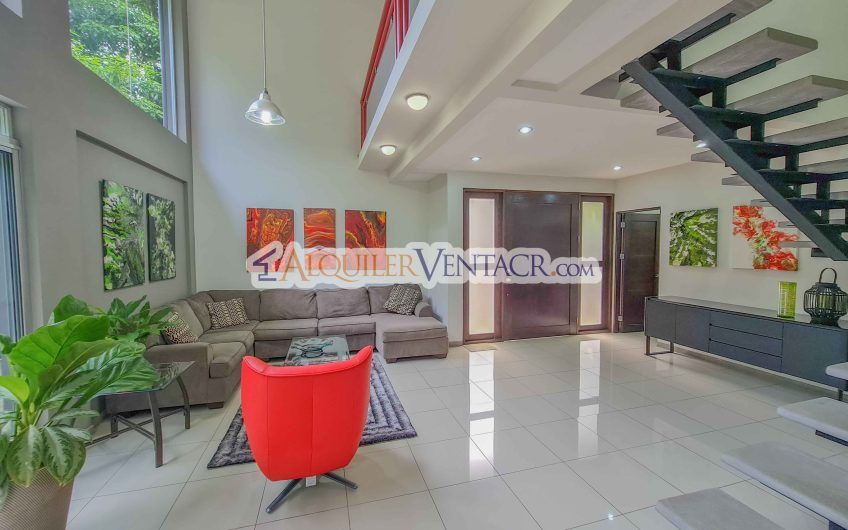 Lujoso condo con jardín en Brasil de Mora Santa Ana