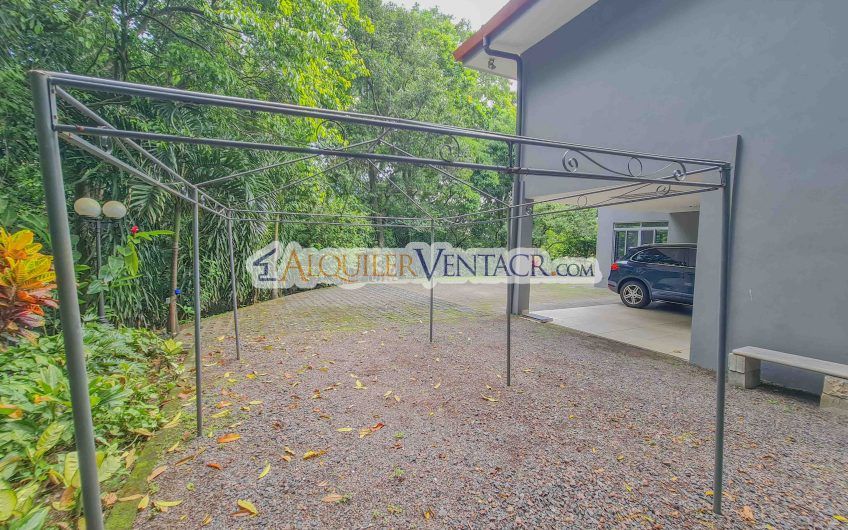 Lujoso condo con jardín en Brasil de Mora Santa Ana
