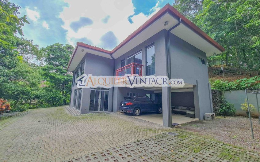 Lujoso condo con jardín en Brasil de Mora Santa Ana