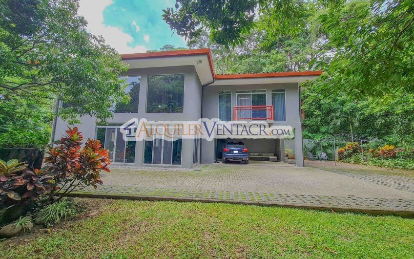 Lujoso condo con jardín en Brasil de Mora Santa Ana