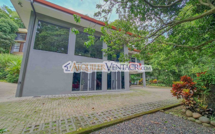 Lujoso condo con jardín en Brasil de Mora Santa Ana